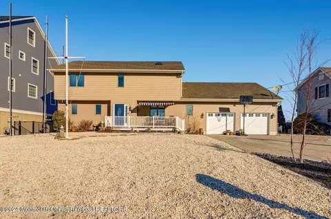 37 Bayview Ave, Bayville, NJ 08721