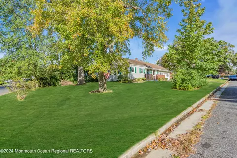 620 Sumner Ave, Belford, NJ 07718