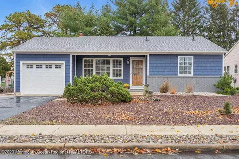 4 Nostrand Dr, Toms River, NJ 08757