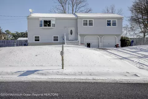 423 Birch Bark Dr, Brick, NJ 08723
