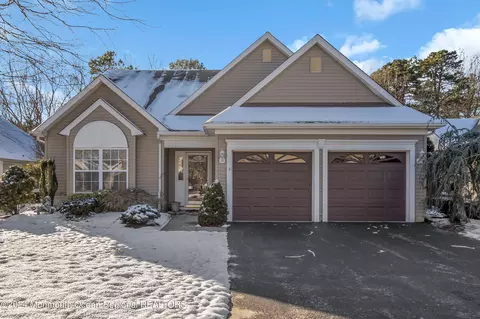 48 Skyline Dr, Lakewood, NJ 08701