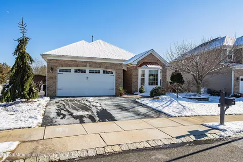 29 E Sagamore Dr, Farmingdale, NJ 07727
