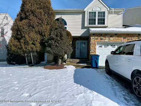 31 Kingfisher Ct, Marlboro, NJ 07746