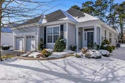 30 Pond View Cir, Barnegat, NJ 08005