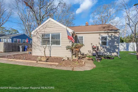 310 Shawnee Dr, Brick, NJ 08724