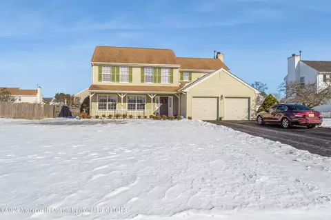 8 Winfield Dr, Manalapan, NJ 07726