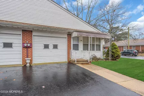 16 Crocus Ln #B, Whiting, NJ 08759