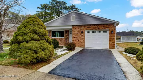 12 Kelowna Ct, Toms River, NJ 08757