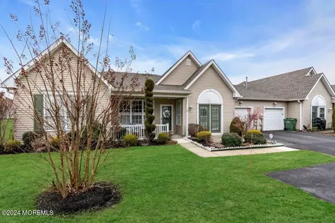 47 Foxwood Rd, Lakewood, NJ 08701