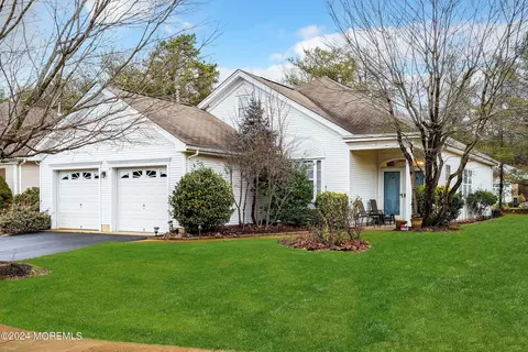 27 Summerwinds Dr, Lakewood, NJ 08701