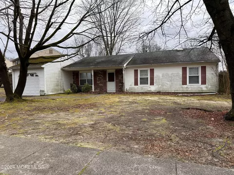 8 Lampost Ct, Howell, NJ 07731