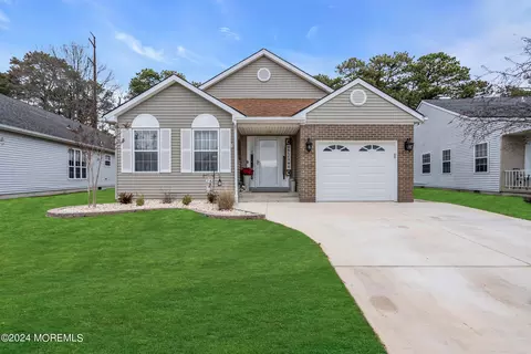 115 Chesterfield Ln, Toms River, NJ 08757
