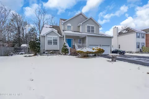 726 Spruce Hill Dr, Toms River, NJ 08753