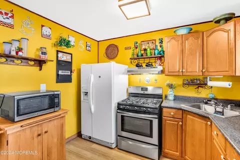 Kitchen - 5 Nebraska Dr, Jackson, NJ 08527 photo 2 of 3