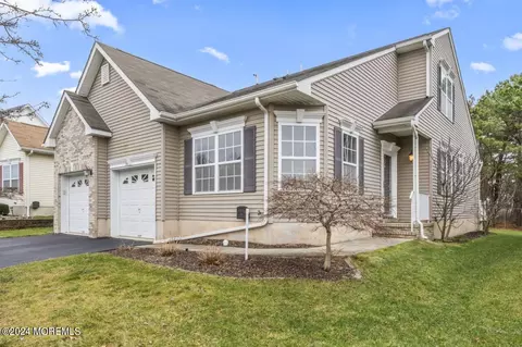 28 Little Leaf Ln, Howell, NJ 07731