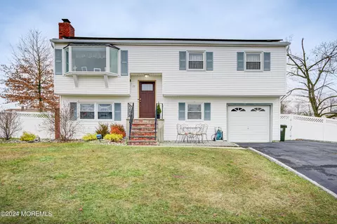 22 Dogwood Ln, Hazlet, NJ 07730