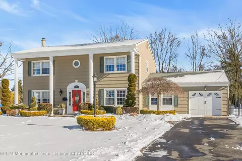 26 Old Queens Blvd, Manalapan, NJ 07726
