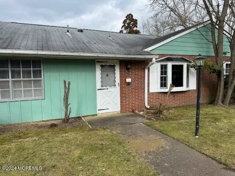 61 Buckingham Dr # E, Lakewood, NJ 08701