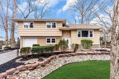 19 Norwood Dr, Toms River, NJ 08755
