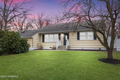 1 Lynn Dr, Ocean, NJ 07712