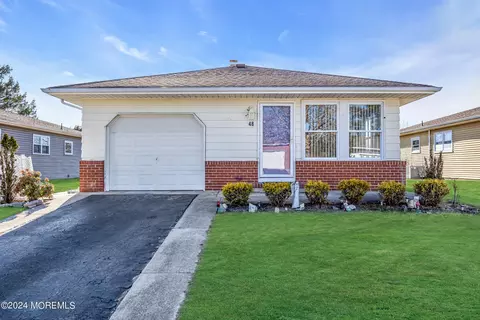 48 Hyannis St, Toms River, NJ 08757
