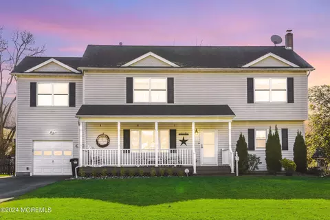 353 Madison Hill Rd, Clark, NJ 07066