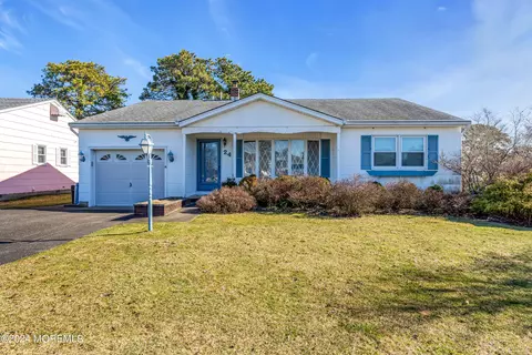 24 Oakfield Rd, Toms River, NJ 08757