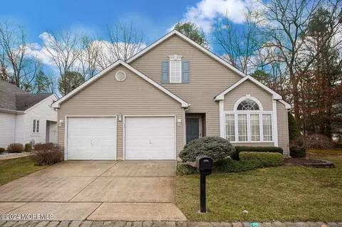 1 Arthur Ct, Jackson, NJ 08527