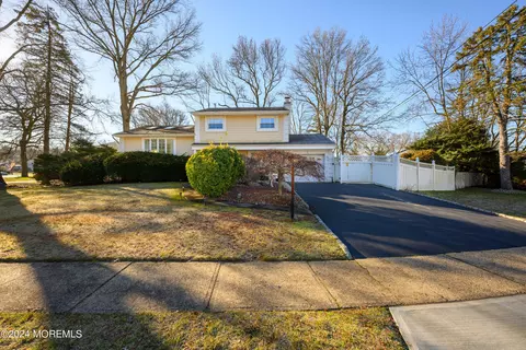 99 Phillips Dr, Old Bridge, NJ 08857