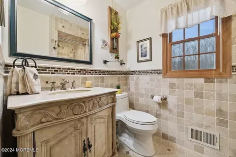 Bath - 17 Constitution Dr, Leonardo, NJ 07737 photo 1 of 6