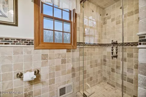 Bath - 17 Constitution Dr, Leonardo, NJ 07737 photo 2 of 6
