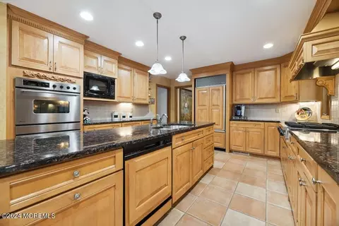 Kitchen - 17 Constitution Dr, Leonardo, NJ 07737 photo 4 of 8
