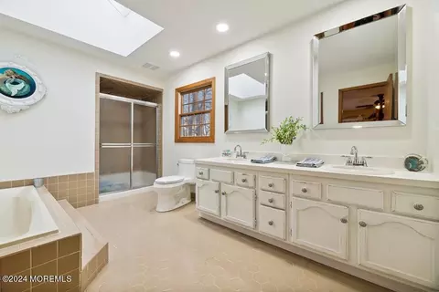 Bath - 17 Constitution Dr, Leonardo, NJ 07737 photo 3 of 6