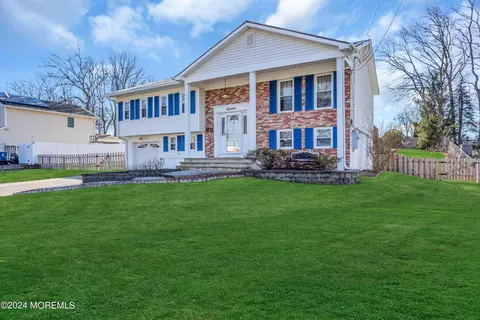 14 Brunswick Dr, Howell, NJ 07731