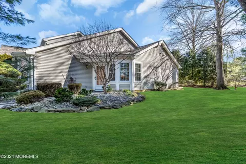 124 Linden Ln, Freehold, NJ 07728