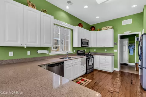 Kitchen - 10 Millstone Way, Waretown, NJ 08758 photo 4 of 7