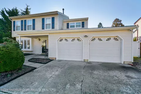 5 Remsen Dr, Howell, NJ 07731