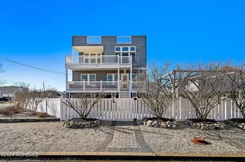 304 N 14th St, Surf City, NJ 08008