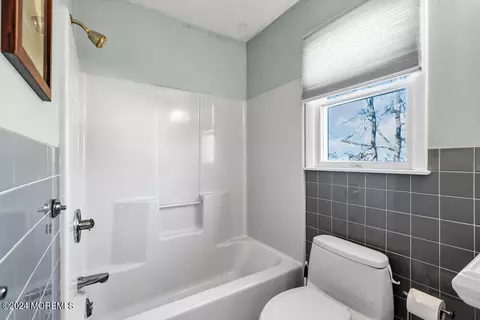 Bath - 54 Spruce Ct, Brick, NJ 08723 photo 3 of 3
