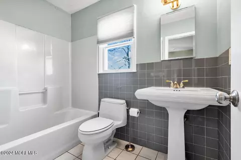 Bath - 54 Spruce Ct, Brick, NJ 08723 photo 2 of 3