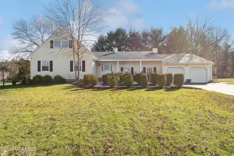 14 Meadowbrook Dr, East Windsor, NJ 08520