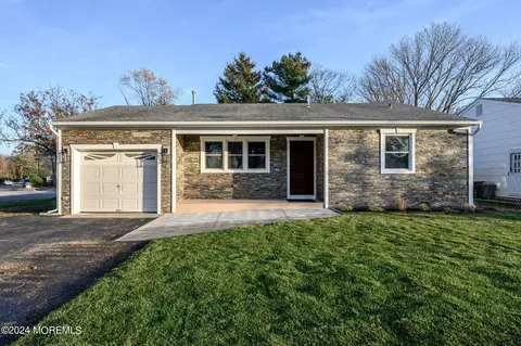 1 Pembroke Ln, Toms River, NJ 08757
