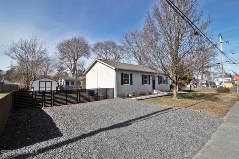Exterior - 715 Beach Blvd, Forked River, NJ 08731 photo 4 of 17
