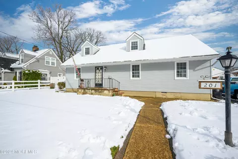 201 8th St, Belford, NJ 07718
