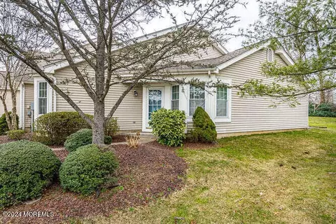 106 Aspen Ln, Freehold, NJ 07728