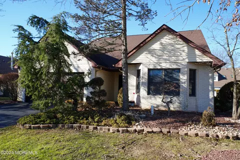 97 Clubhouse Ln, Marlboro, NJ 07746