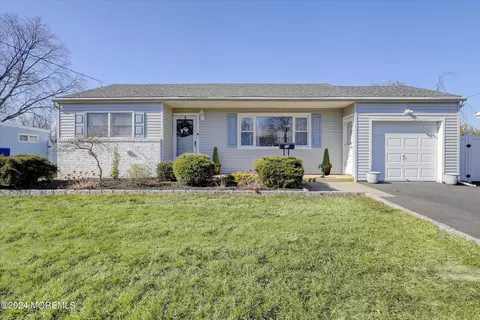 23 Clover Dr, Hazlet, NJ 07730