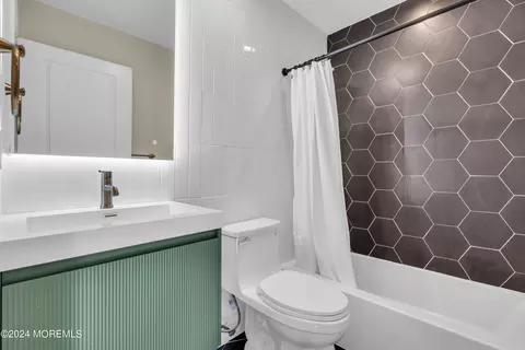 Bath - 89 Oregon Ave, Waretown, NJ 08758 photo 1 of 4