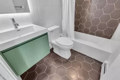 Bath - 89 Oregon Ave, Waretown, NJ 08758 photo 2 of 4