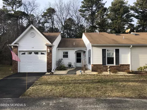 92 Chaucer Ct, Lakewood, NJ 08701